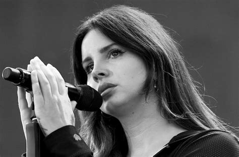 what kind of music does lana del rey sing? how her unique style reflects the complexities of modern life